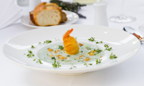 Gurkenkaltschale mit Kräutergarnele