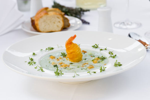 Gurkenkaltschale mit Kräutergarnele